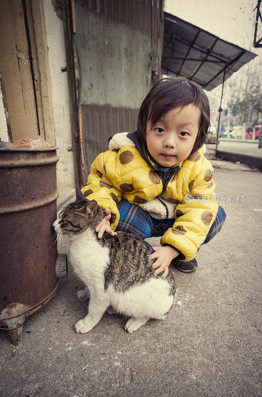 可爱的孩子和猫