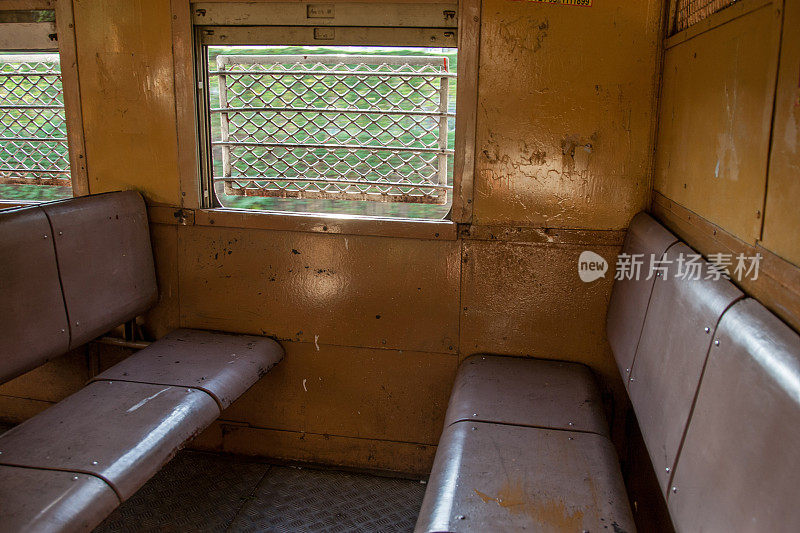 典型的印度火车车厢座位