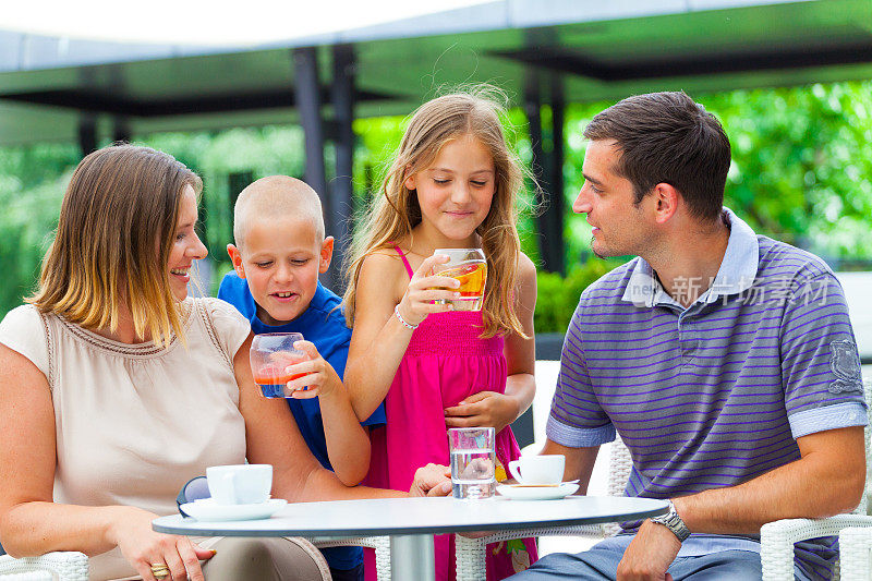 幸福的家庭在户外咖啡馆?