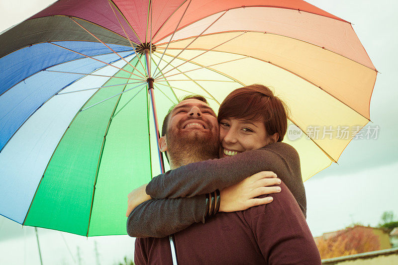 情侣在伞下约会