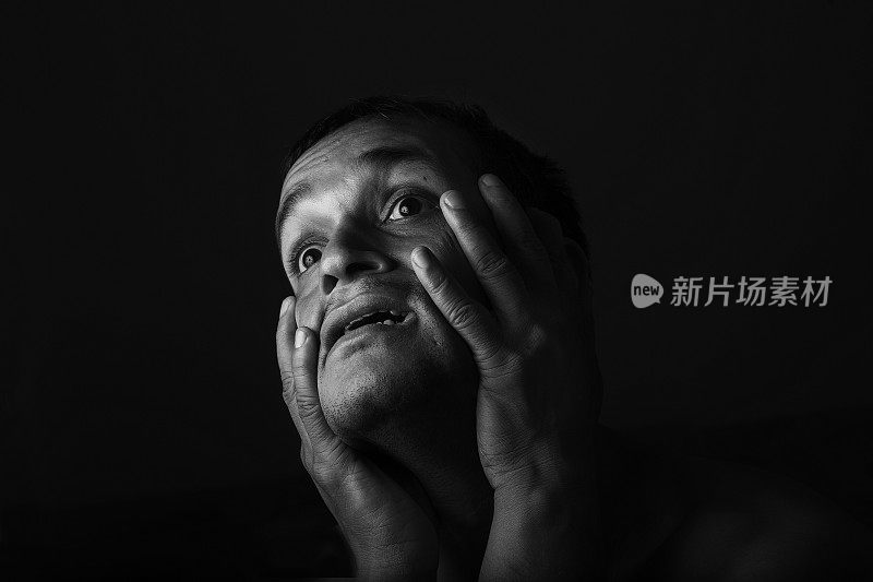 一个极度绝望的男人的黑白肖像。