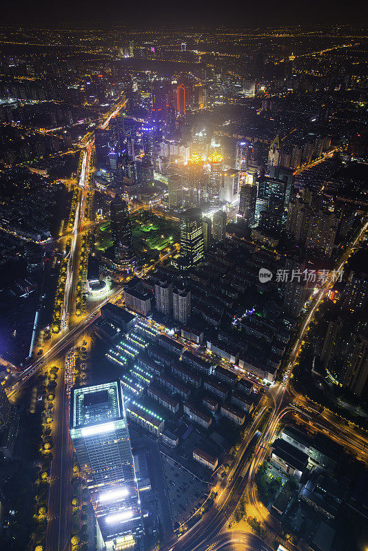 眩目的霓虹灯夜景，摩天大楼鸟瞰图，拥挤的城市景观，中国上海