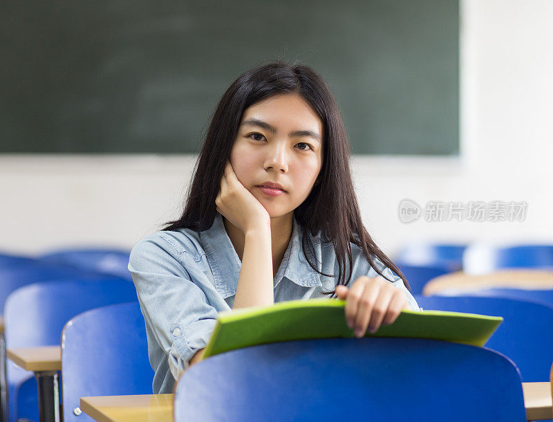 教室里的女学生