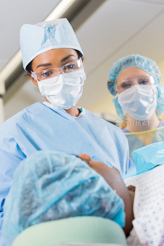 外科医生在手术室进行手术前安抚病人