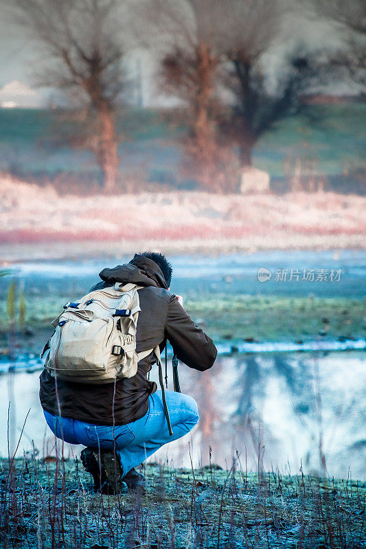 女摄影师拍摄多瑙河草原