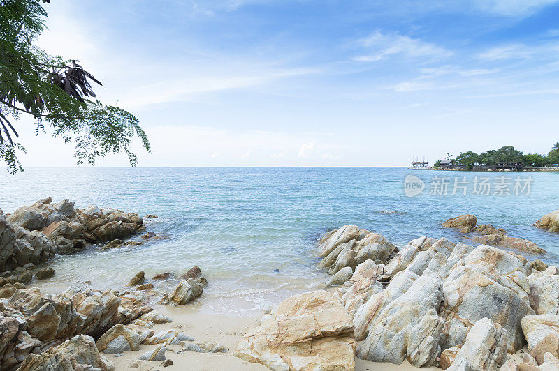 水晶蓝色清澈的水和岩石，秘密海滩，费南