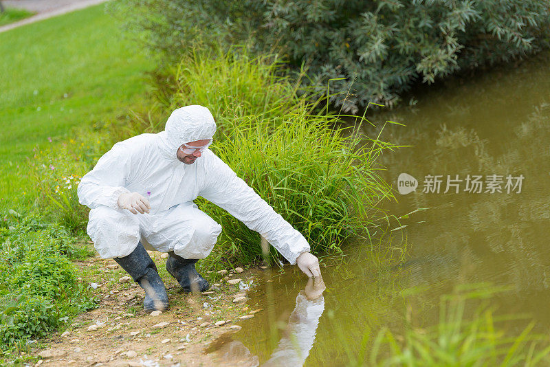 科学家检测有毒的水