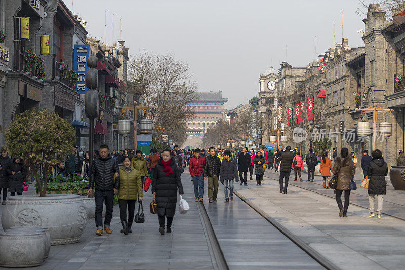 中国流行的餐馆胡同五颜六色的霓虹灯招牌在北京