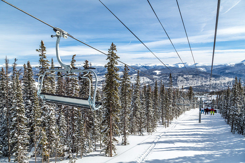 科罗拉多州布雷肯里奇滑雪度假村的滑雪椅缆车