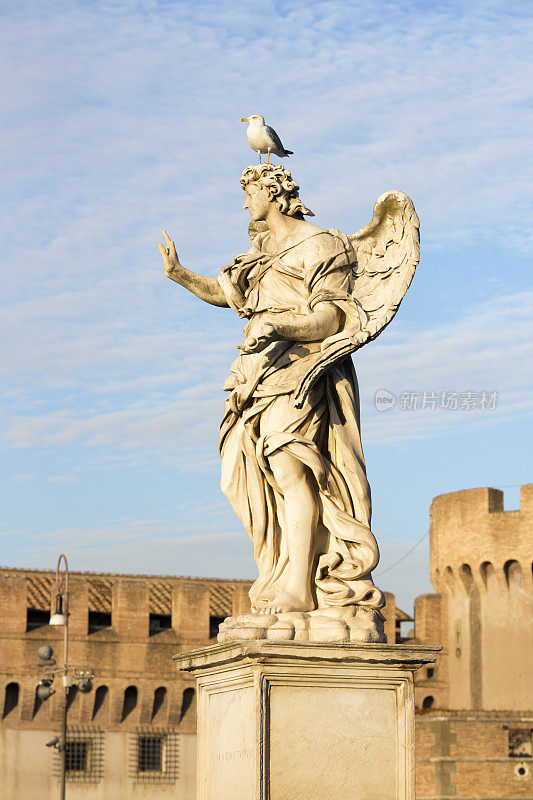 意大利罗马，天使与海鸥在圣天使桥上