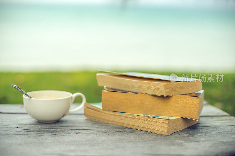 书和咖啡放在长凳上