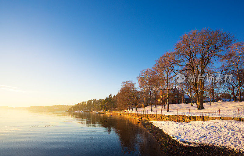 挪威，12月日落时，奥斯陆峡湾旁的小路