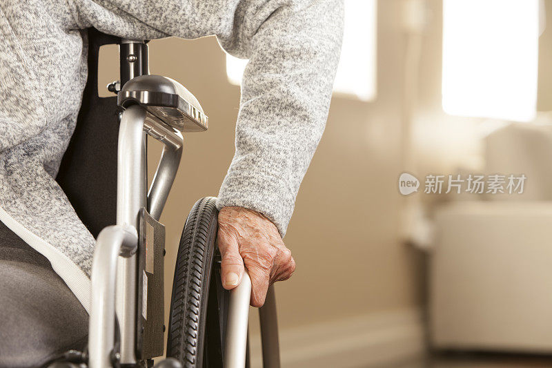 年长女性推着轮椅