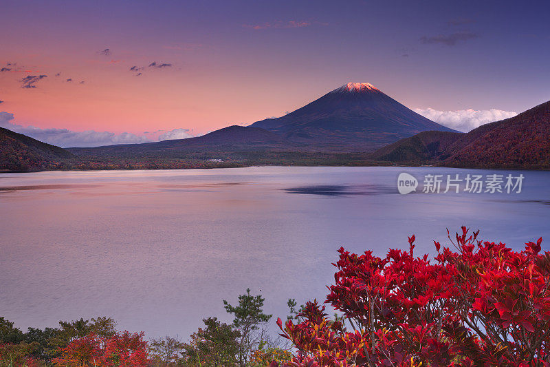 日本富士山和元津湖上的最后一盏灯