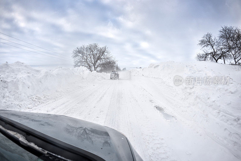 在雪地上开车