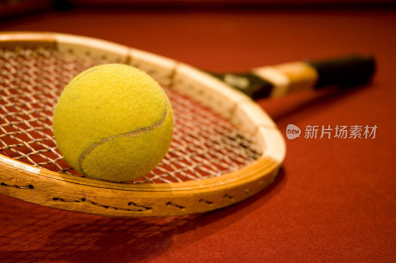 古董网球和球拍