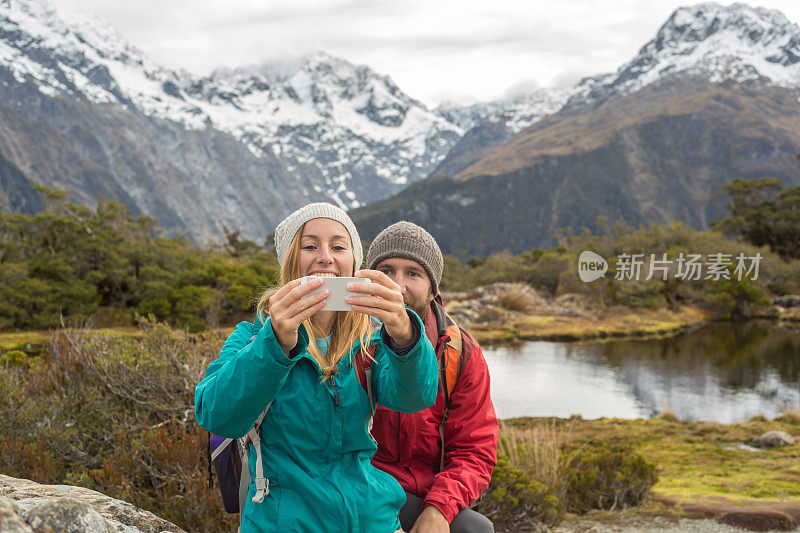 两个徒步旅行者在山景中自拍