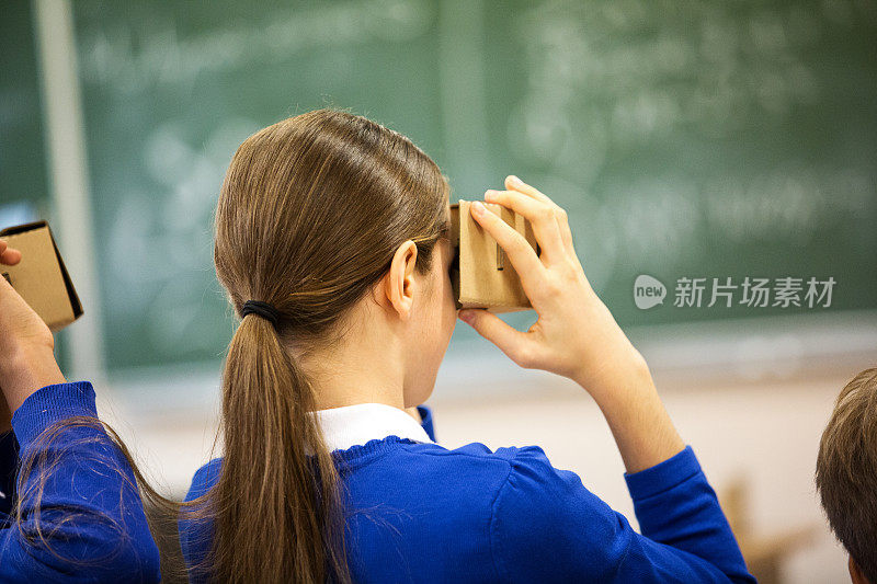 学生使用虚拟现实眼镜