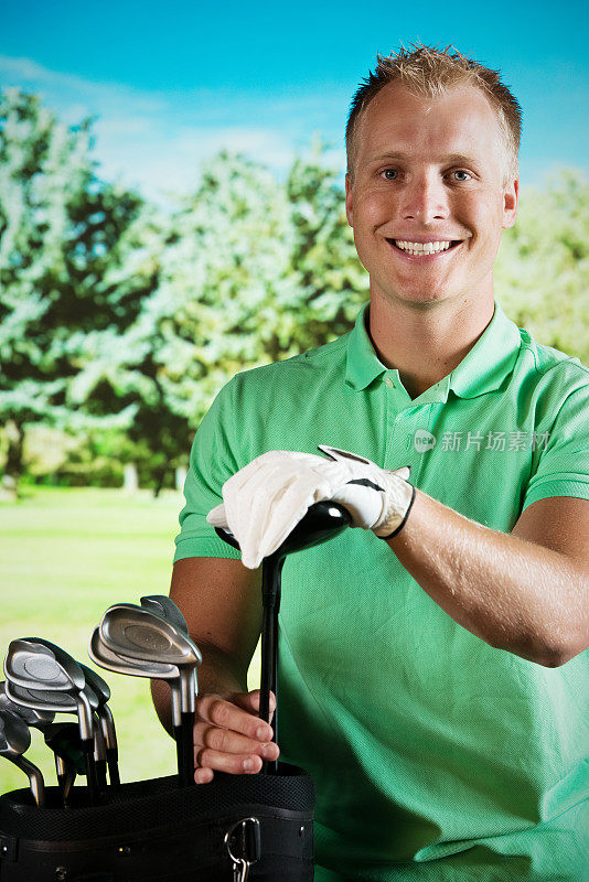 一个微笑的高尔夫球手的肖像