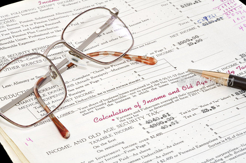 用眼镜和铅笔计算所得税表格