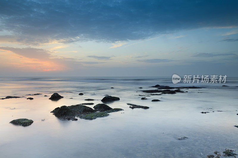 日落前的忧郁海景