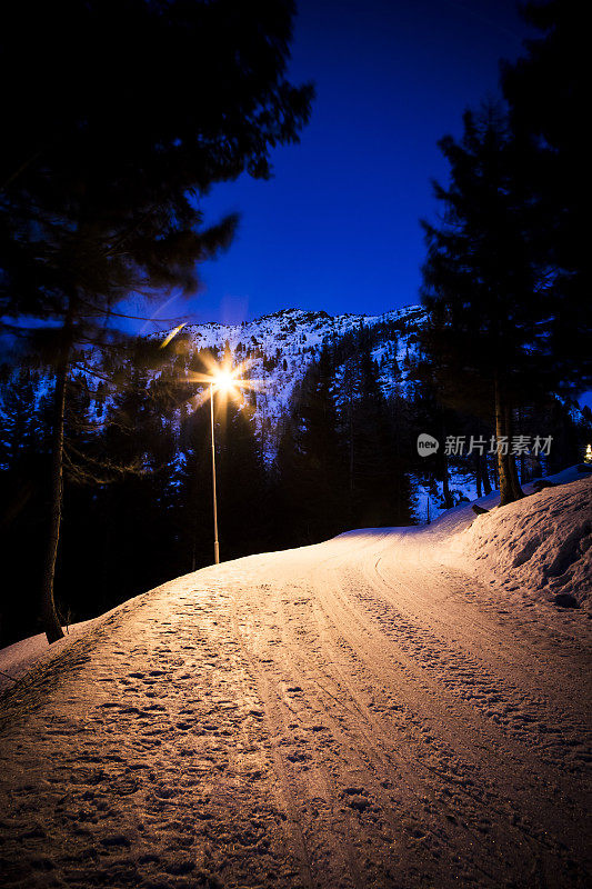 夜晚下雪的街道