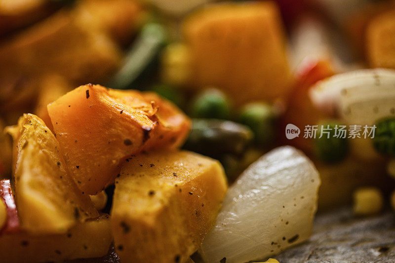 烤蔬菜在砂锅菜-特写