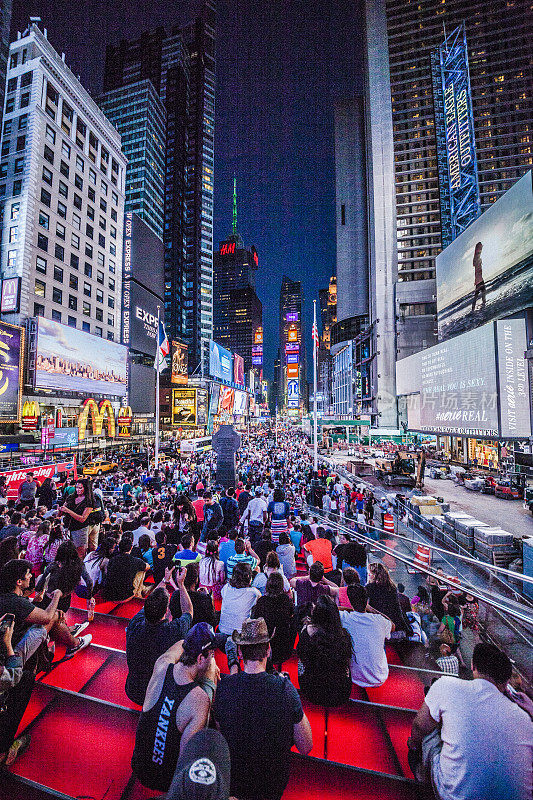 晚上时代广场的人群。纽约曼哈顿。