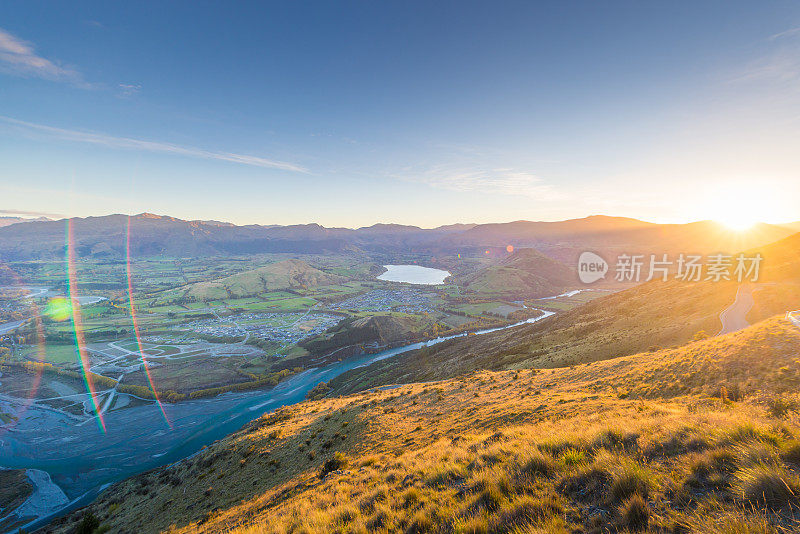 新西兰皇后镇壮观的山峰全景