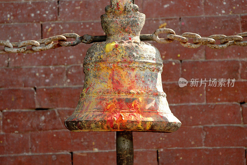 尼泊尔寺庙里的钟。