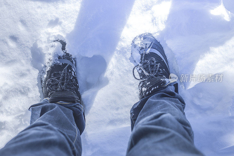 雪地里的脚