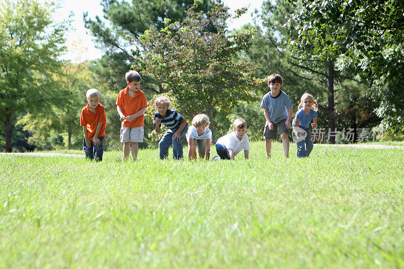 一群小学生准备跑步。