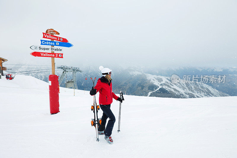 一个在雪山顶上滑雪的女人