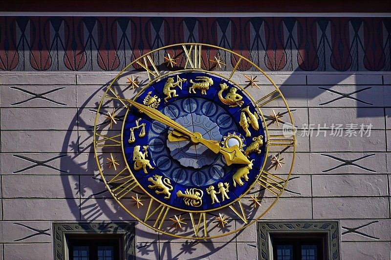 慕尼黑。古老的市政厅钟楼时钟与黄道十二宫符号的表盘。