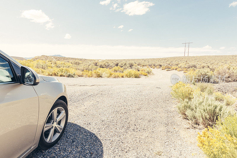 一辆停在美国西部沙漠乡村路上的美国汽车