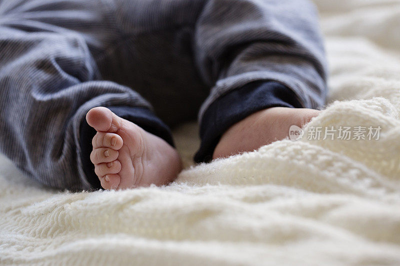 可爱的婴儿腿手指在毛衣上