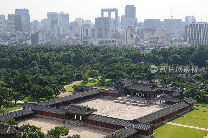 张京宫在城市景观前的高架视图