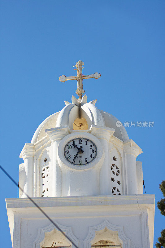 希腊东正教教堂的钟楼。圣托里尼岛。