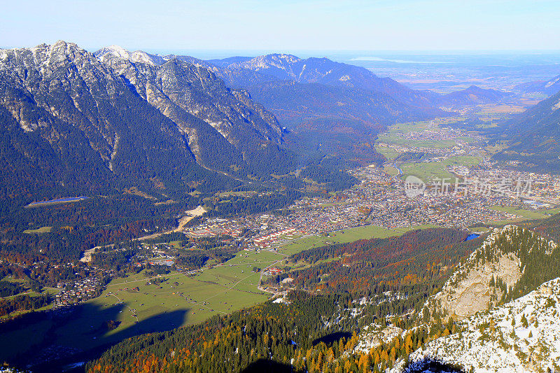 加尔米施-帕滕基兴鸟瞰秋天，德国巴伐利亚阿尔卑斯山