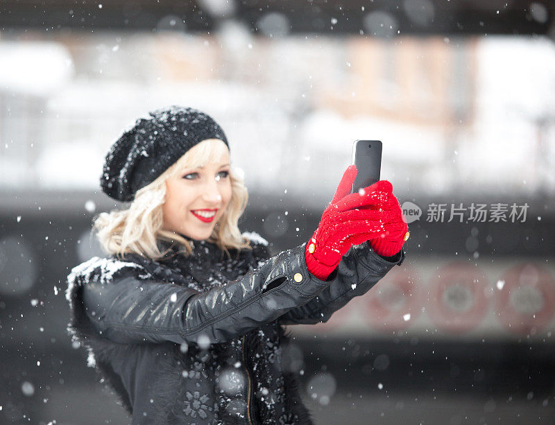 女孩在寒冷的冬天和雪中玩耍