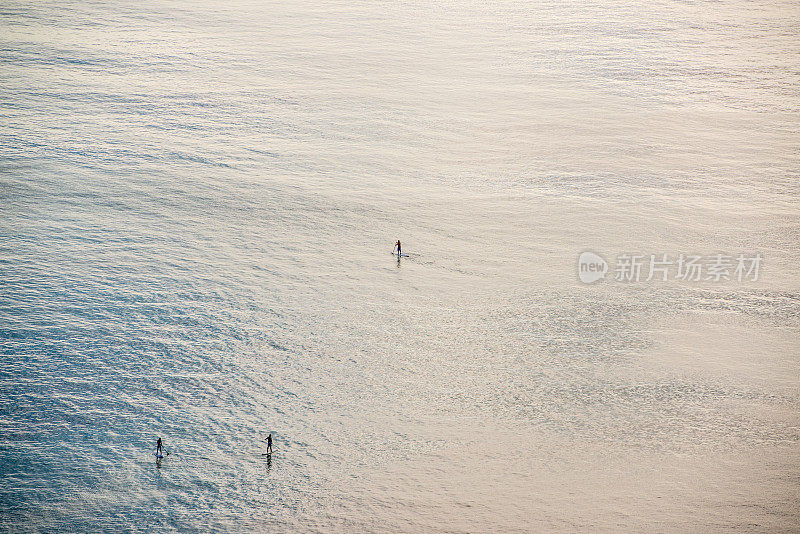 冲浪板上的人在海洋，夏威夷，美国