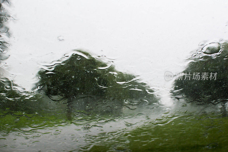 外面在下雨