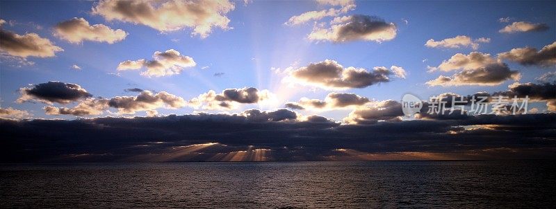 在海上日落