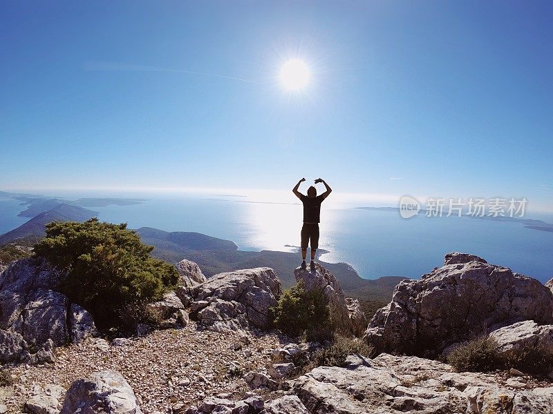 一对骑山地车的夫妇在克罗地亚的特雷维纳山上欣赏风景