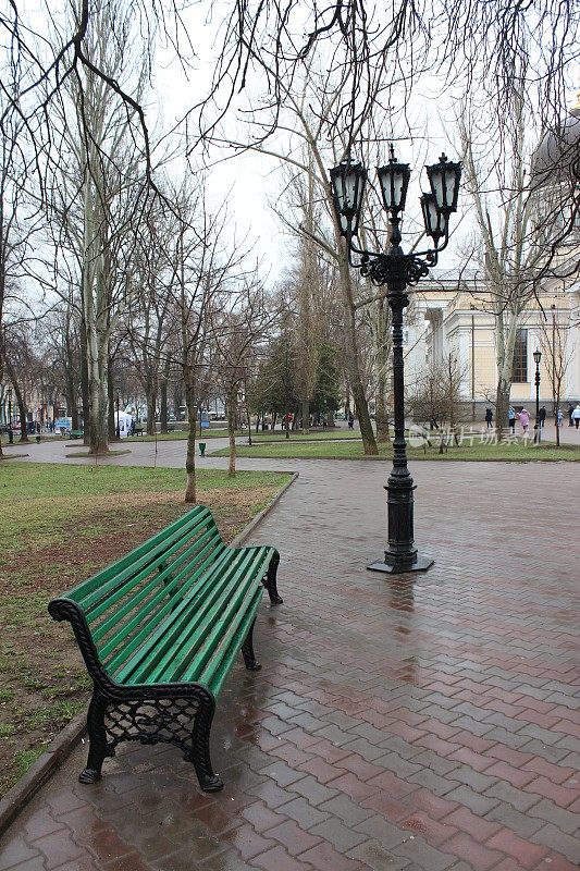 城市公园里的旧长凳和灯笼