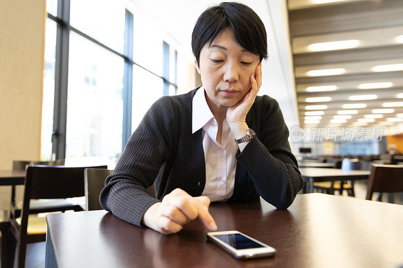 日本女性使用智能手机