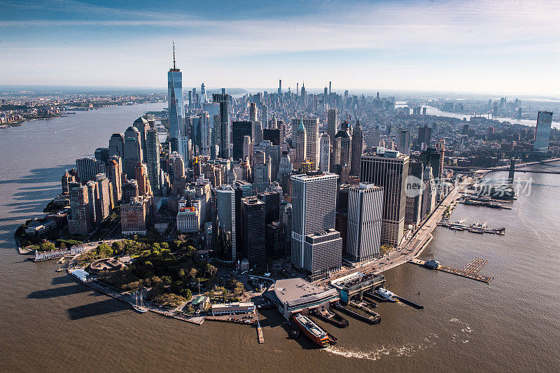 在黄金时间，从直升机上俯瞰曼哈顿半岛、世贸中心一号大楼和曼哈顿海滨的美景