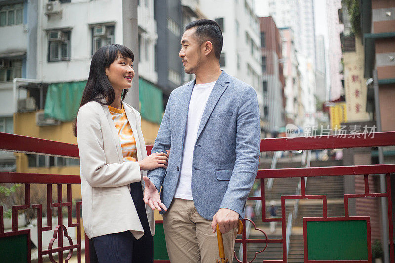 年轻的亚洲夫妇在香港漫步