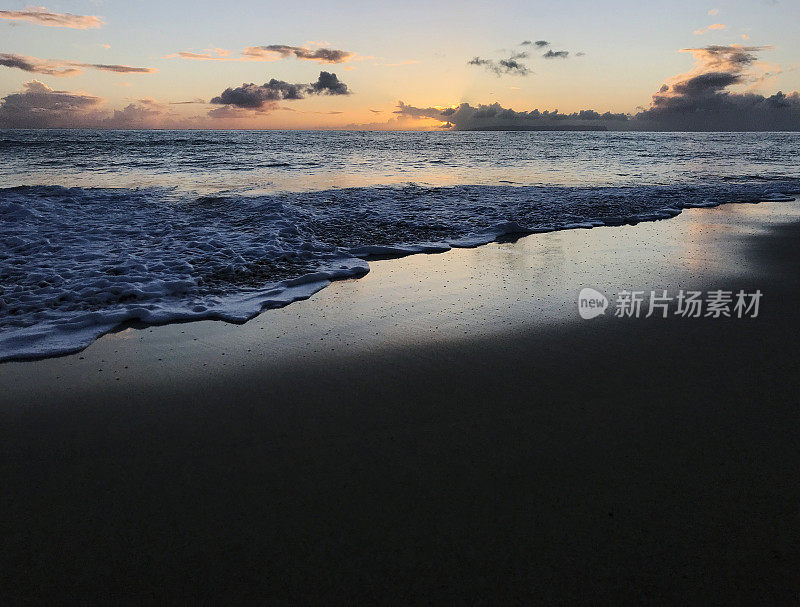 夏威夷考艾岛南端凯卡哈海滩上的晚霞