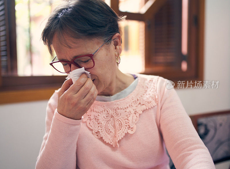 女人用纸巾打喷嚏